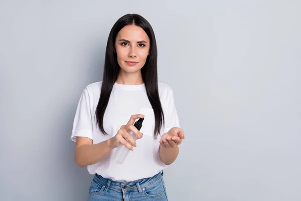 Ritratto di lei lei bella attraente bella carina sana ragazza dai capelli dritti utilizzando spray anti infezione sars prevenzione sterile mani pulite isolato su sfondo grigio chiaro pastello — Foto Stock