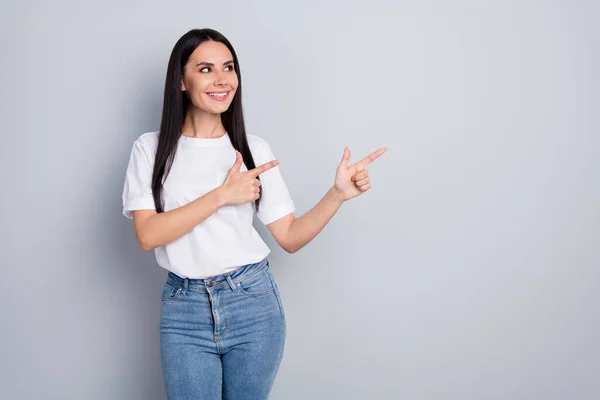 Retrato de positivo confiante dedo indicador de ponto menina presente novo vírus corona medicação antídoto recomendo sugerir selecionar estilo de desgaste roupa da moda isolado sobre fundo de cor cinza — Fotografia de Stock