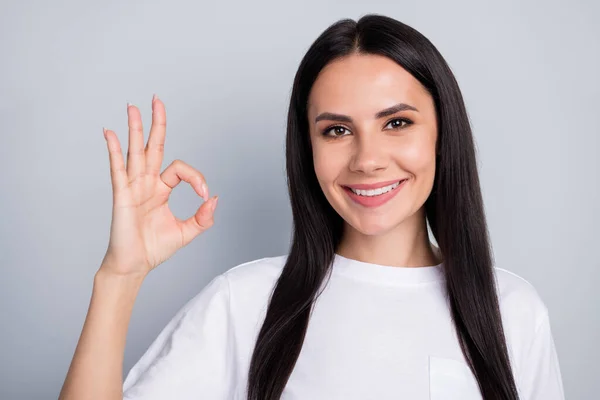 Close-up portret jej ona ładne wyglądające atrakcyjne piękne urocze treści wesoły wesoły prosto włosy dziewczyna pokazując ok-znak reklamy izolowane nad jasnoszarym pastelowym tle kolor — Zdjęcie stockowe