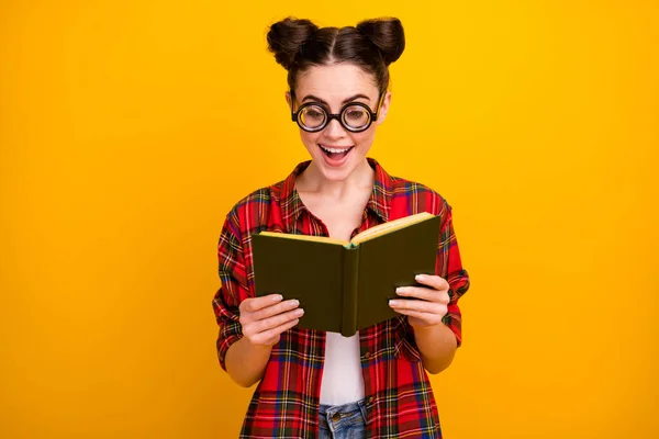 Foto de engraçado louco senhora segurar livro ler interessante história romance boca aberta intriga momento desgaste geek visão especificações casual xadrez camisa isolado cor amarela fundo — Fotografia de Stock