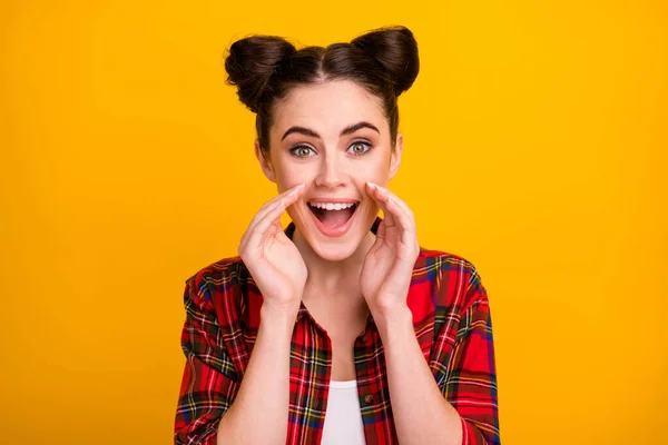 Foto de senhora muito engraçada dois pães bonitos gritando mãos espaço vazio perto da boca dizer notícias espalhar informações pessoas multidão usar casual camisa xadrez isolado cor amarela fundo — Fotografia de Stock