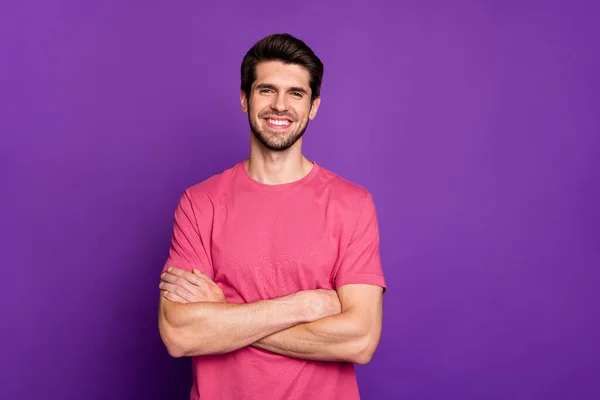 Retrato de contenido encantador chico trabajador manos cruzadas listo decidir elegir decisiones de trabajo solución de elección usar ropa de buen aspecto aislado sobre fondo de color brillante — Foto de Stock