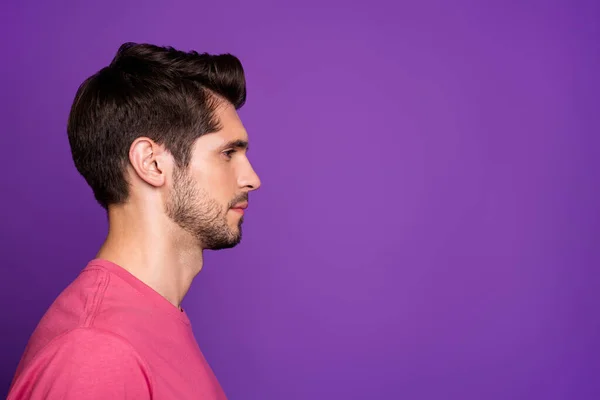 男士们的合影形象严肃而完美的形象整洁的头发没有笑容的侧面空旷的空间穿着休闲的粉色T恤孤立的紫色背景 — 图库照片