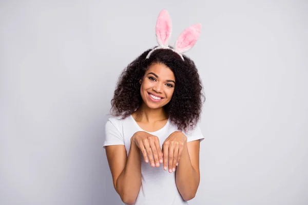 Photo of beautiful funny dark skin lady adorable toothy smile hold two hands like bunny paws wear puszyste uszy opaska biały t-shirt odizolowany szary kolor tła — Zdjęcie stockowe