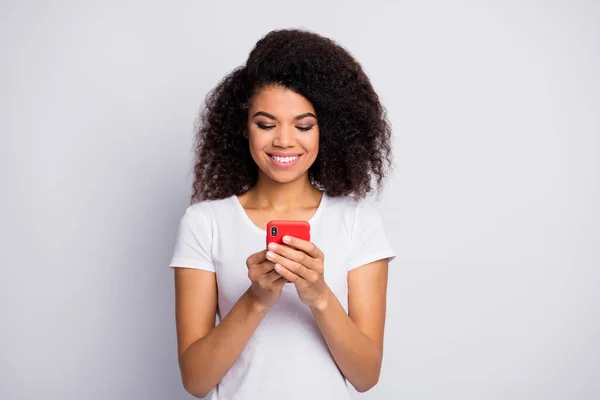 Κοντινό πλάνο πορτρέτο της αυτή ωραία ελκυστική χαρούμενη χαρούμενη επικεντρώθηκε κυματιστή μαλλιά κορίτσι χρησιμοποιώντας το κινητό συσκευή gadget απομονώνονται πάνω από το φως λευκό παστέλ χρώμα φόντο — Φωτογραφία Αρχείου