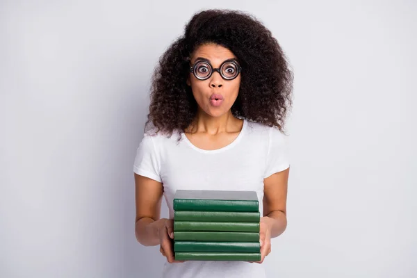 Close-up ritratto di lei lei bello stupito sopraffatto dai capelli ondulati ragazza nerd indossa specifiche di spessore tenendo in mano pile materiali accademici isolati su sfondo chiaro bianco pastello — Foto Stock