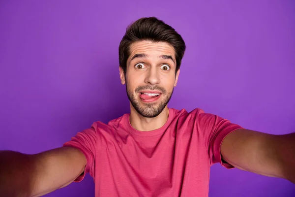 Close up foto zorgeloze dromerige jongen genieten lente vakantie reis maken selfie video bellen zijn vriendin grap humor show tong uit dragen stijlvolle trendy outfit geïsoleerde heldere kleur achtergrond — Stockfoto