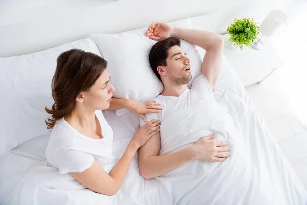 Kochanie, chrapiesz. Wysoki kąt nad zdjęciem podrażnionej pani budzi się facet mąż para leżące łóżko pokryte koc rano nieprzyjemne przebudzenie nosić piżamy pokój wewnątrz — Zdjęcie stockowe