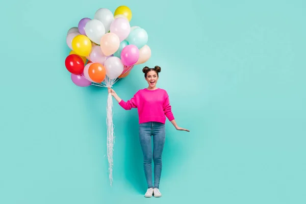 Longitud completa tamaño del cuerpo vista de agradable atractivo alegre alegre alegre chica de pelo ondulado sosteniendo en la mano bolas de aire festal ocasión aislado en brillante brillo vivo vibrante verde azul color fondo — Foto de Stock