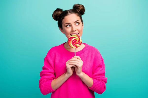 Portrait of her she nice attractive lovely childish cheerful cheery wavy-haired girl biting lolli-pop thinking isolated over bright vivid shine vibrant green blue color background — Stock Photo, Image