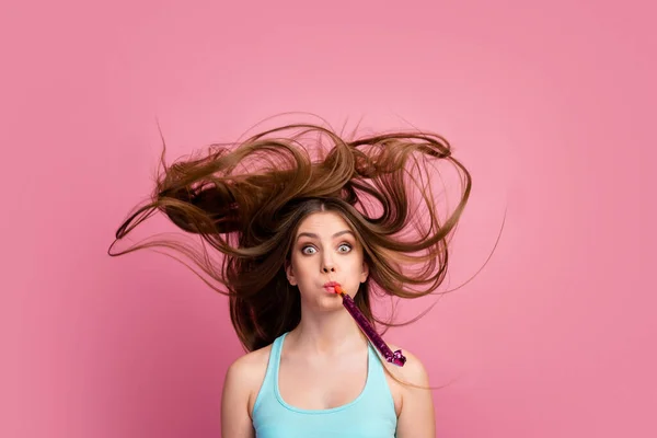 Портрет її вона красиво виглядає привабливим прекрасним чарівним смішним коміксом весела дівчина з прямим волоссям дме свисток весело ідеальне шовкове волосся, що літає ізольовано на рожевому пастельному кольоровому фоні — стокове фото