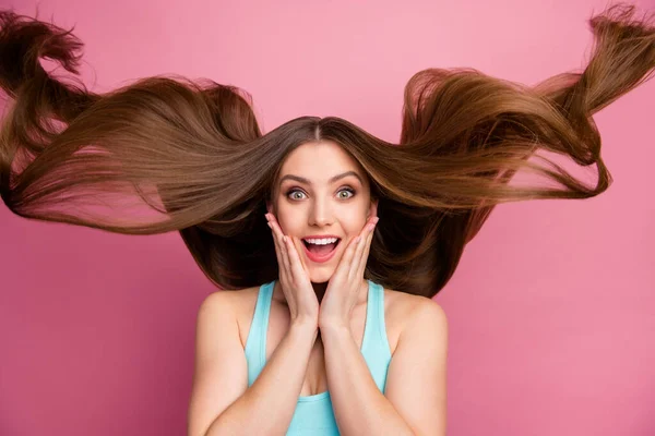 Close-up ritratto di lei lei bello attraente bella graziosa allegra allegra ragazza dai capelli dritti ideale pulito liscio setoso brillare capelli volare isolato su rosa pastello colore sfondo — Foto Stock