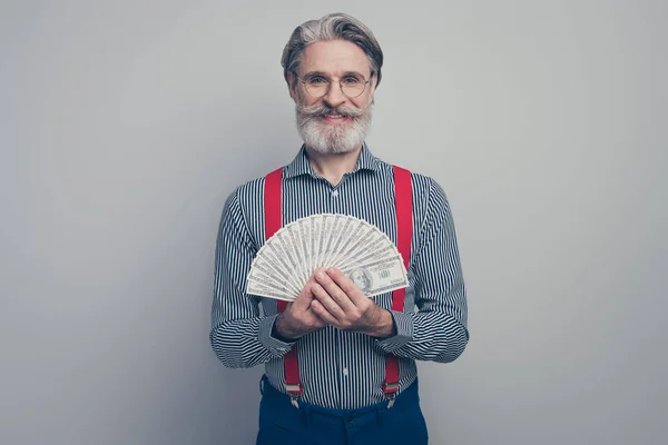 Retrato dele ele agradável atraente elegante confiante alegre homem segurando em mãos ventilador dinheiro de volta dólares 100 salário taxa de juros câmbio isolado sobre fundo cor pastel cinza — Fotografia de Stock