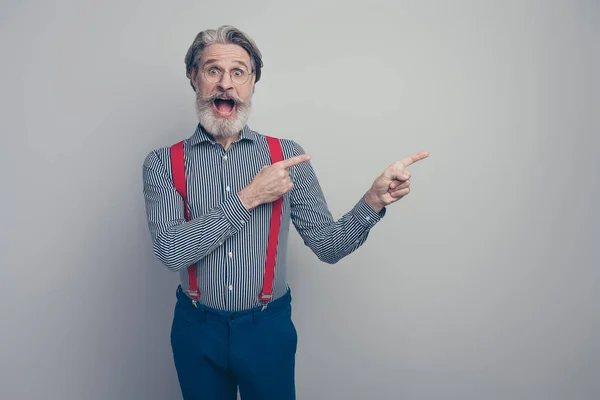 Retrato de su agradable atractivo loco alegre alegre alegre hombre líder mostrando decisión anuncio nueva solución novedad aislado sobre gris pastel color fondo — Foto de Stock