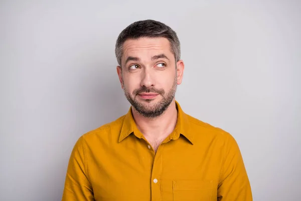 Retrato de hombre maduro interesado mirar espacio de copia pensar pensamientos plano su futuro fin de semana familiar desgaste elegante traje moderno aislado sobre fondo de color gris — Foto de Stock