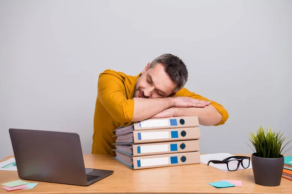 Retrato de comerciante economista banqueiro homem trabalhar em casa tem prazo prazo start-up projeto de desenvolvimento sentir o sono sobrecarregado em pastas pilha usar roupa da moda isolado fundo cor cinza — Fotografia de Stock