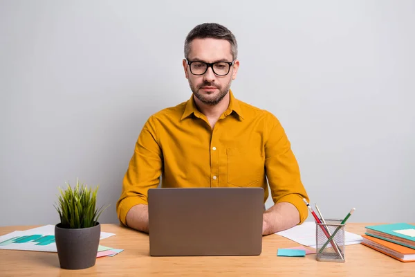 Πορτρέτο του εστιασμένου conctrated ευφυής άνθρωπος εργασία στο σπίτι laptop χρήση έχουν online επικοινωνία με τους συναδέλφους εταίρους φορούν κίτρινο πουκάμισο απομονώνονται πάνω από γκρι φόντο χρώμα — Φωτογραφία Αρχείου