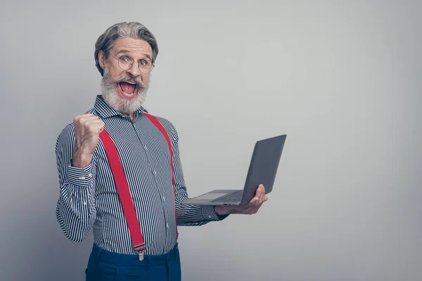 Portret van zijn hij mooi aantrekkelijk dolblij vrolijke man houden in handen laptop vieren doorbraak geïsoleerd over grijs pastel kleur achtergrond — Stockfoto