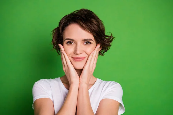 Foto de cerca de lindos brazos de peinado ondulado dama atractiva en las mejillas mirada alegre sentimientos afectuosos desgaste casual camiseta blanca aislado color verde brillante fondo —  Fotos de Stock