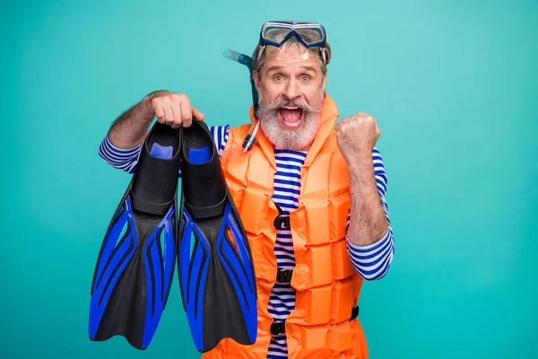 Foto de sorprendido loco anciano fondo bajo el agua respiración aletas tubo máscara buzo primer lugar competencia desgaste rayas marinero camisa naranja chaleco salvavidas aislado color verde azulado fondo — Foto de Stock