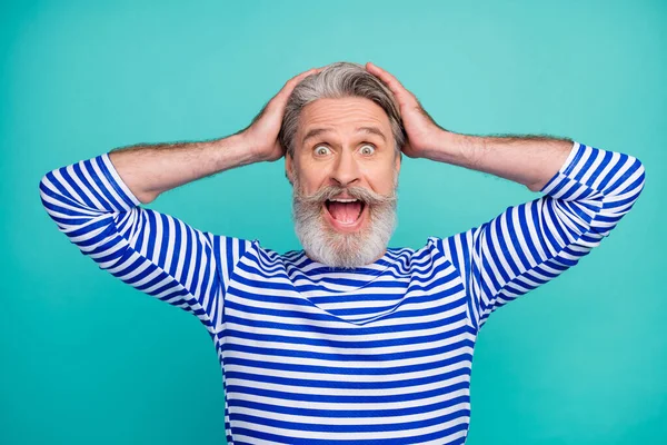 Close-up retrato de sua agradável atraente alegre alegre alegre homem de cabelos grisalhos incrível boa notícia isolado em brilho vívido vibrante verde azul turquesa cor de fundo — Fotografia de Stock