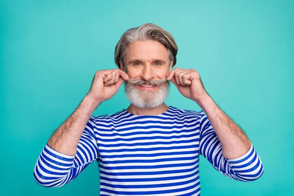 Portrait en gros plan d'un bel homme joyeux et joyeux aux cheveux gris portant un pull rayé touchant une moustache se toilettant isolé sur un fond de couleur bleu turquoise vert vif brillant vif — Photo