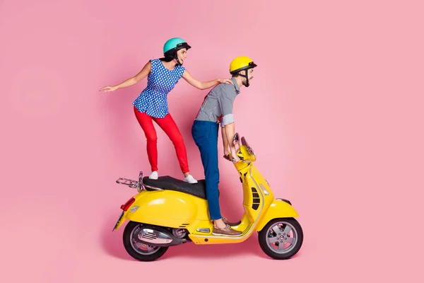 Profil pleine grandeur photo latérale de femme gaie imprudente mari sport extrême moto ride jaune hélicoptère scooter électrique stand regarder distance route isolé sur fond de couleur pastel — Photo