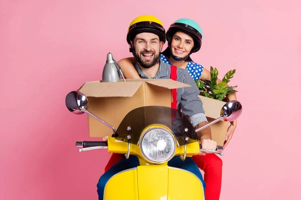 Porträt seiner er sie schön attraktiv fröhlich fröhlich Paar Moped fahren Pakete tragen neue Heimat Haus Wohnung isoliert über rosa Pastellfarbe Hintergrund — Stockfoto