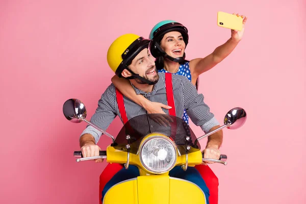 Portret jego on ją ona ładny atrakcyjny wesoły wesoły wesoły para jazdy motorower podejmowania selfie o zabawy rozrywka lato zwiedzanie izolowane nad różowy pastelowy kolor tła — Zdjęcie stockowe
