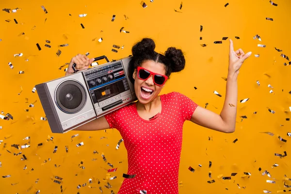 Pozitivní afro americká studentská dívka tanečnice milenec držet vintage boom box těšit písně taneční klub v nočním životě koncert oblečení červená tečkované t-shirt izolované světlé žluté lesk barvy pozadí — Stock fotografie