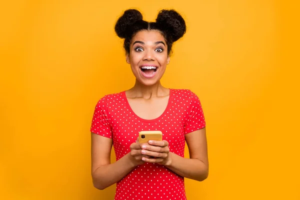 Удивительные сумасшедшие афро-американская девушка использовать смартфон следовать новости социальной сети впечатлил многих комментариев на пост крик вау omg носить красные пунктирные футболки изолированный блеск яркий цвет фона — стоковое фото