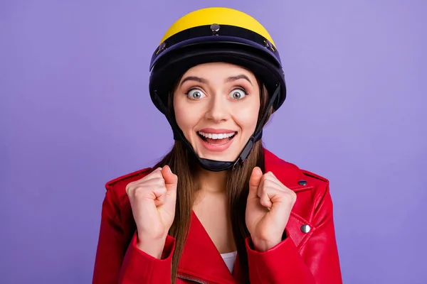 Close-up foto van gekke positieve vrolijke meisje raise vuisten cant wachten ongelooflijke motor extreme reis dragen biker outfit geïsoleerd over violet kleur achtergrond — Stockfoto