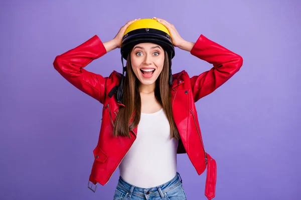 Portret van verbaasd positief vrolijk meisje onder de indruk van nieuwe verkoop korting motorfiets advertenties schreeuwen aanraking handen helm slijtage goed kijken biker outfit geïsoleerd over violet kleur achtergrond — Stockfoto