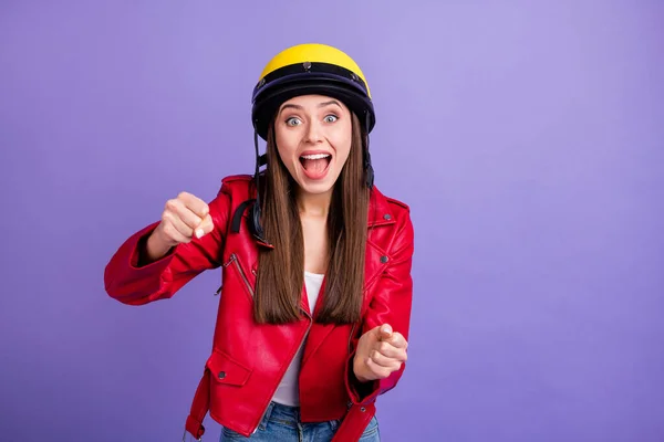 Foto van vrij opgewonden koele dame bestuurder met denkbeeldig stuurwiel dragen stijlvolle gele beschermende helm lederen jas witte jeans geïsoleerde pastel paarse kleur achtergrond — Stockfoto