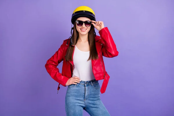Photo of pretty attractive cool lady motocyklista gotowy do wycieczki rowerowej nosić okulary specyfikacje stylowe żółty kask skórzana kurtka biały singlet jeansy odizolowane pastelowy fioletowy kolor tła — Zdjęcie stockowe