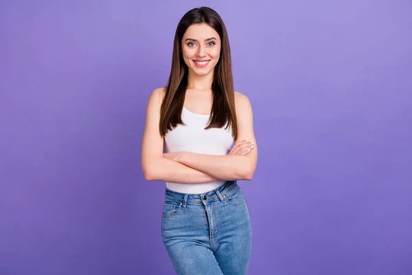 Retrato de chica milenaria bastante inteligente freelancer manos cruzadas listo decidir las decisiones de trabajo solución usar buen aspecto tanque-top aislado sobre fondo de color violeta — Foto de Stock