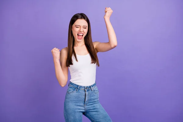 Retrato de menina feliz sorte tem celebração loteria ganhar levantar punhos gritar sim usar roupas de boa aparência isolado sobre fundo de cor roxa — Fotografia de Stock