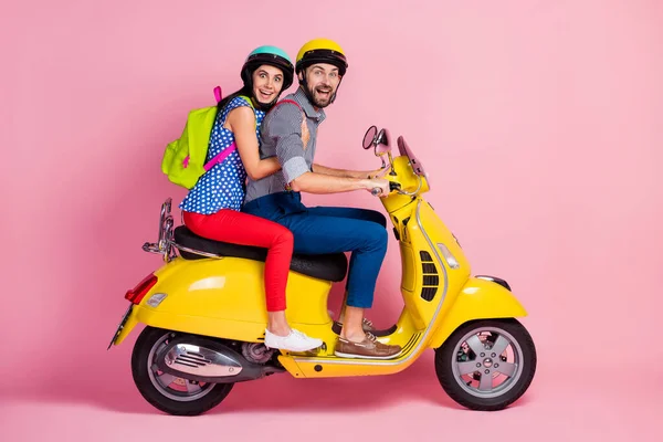 Profil vue de côté de son il il elle agréable joyeux joyeux couple gai étonné conduite cyclomoteur avoir du plaisir passer vacances vacances aventure été vente isolé sur rose pastel couleur fond — Photo