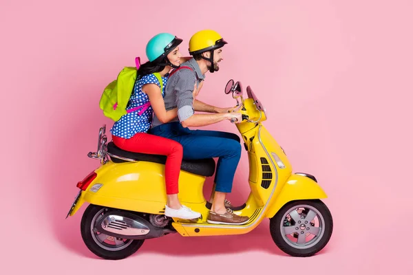 Profil vue de côté de son il il elle agréable attrayant joyeux couple gai conduite cyclomoteur passe-temps avoir plaisir vacances aventure isolé sur rose pastel couleur fond — Photo