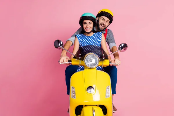 Portrét jeho ji ona pěkná atraktivní veselý veselý pár jízdy moped trávení času dovolená víkend izolované přes růžové pastelové barvy pozadí — Stock fotografie