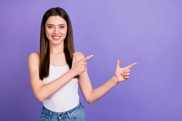 Ritratto di positivo allegro ragazza promotore punto indice dito copyspace indicare annuncio promozione consiglia di selezionare indossare buon look singoletto isolato su sfondo di colore viola — Foto Stock