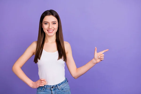Portret van positieve vrolijke meisje promotor punt index vinger copyspace demonstreren advertenties promotie slijtage tank-top geïsoleerd over violet kleur achtergrond — Stockfoto