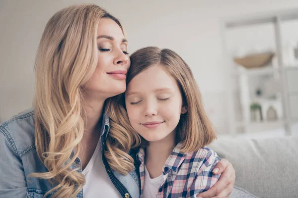 Nahaufnahme Foto von inländischen attraktive blonde Dame Mama Tochter sitzt bequeme Couch halten Arme Augen geschlossen überglücklich zu Hause bleiben Sicherheit Quarantäne umarmt beste Freunde Wohnzimmer drinnen — Stockfoto