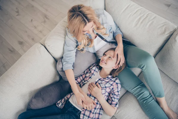 Hih kąt powyżej widok zdjęcie uroczy blondynka mama córka dwie panie relaks leży wygodne kanapa trzymać ramiona overjoyed pobyt w domu kwarantanna czas spędzać weekend razem salon w pomieszczeniach — Zdjęcie stockowe