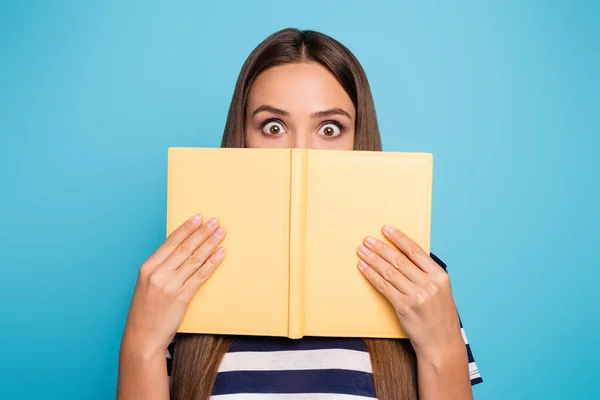 Primeros planos foto de la señora bonita loca organizador copybook diario ocultar la mitad de la expresión facial persona tímida ojos grandes libro gusano desgaste rayas camiseta aislado color azul fondo —  Fotos de Stock