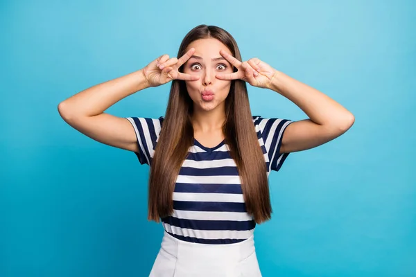 Foto de bela senhora penteado longo mostrando dois dedos v-sinal perto de olhos bom humor enviando ar beijo desgaste branco listrado marinheiro t-shirt saia isolado fundo azul — Fotografia de Stock