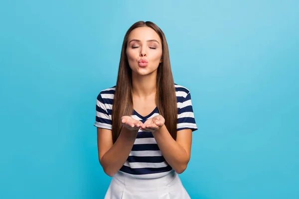 Foto de hermosa dama coqueta persona femenina cogida de la mano enviar aire beso chico guapo ojos cerrados emociones sentimientos usar blanco rayas camiseta falda aislado fondo azul — Foto de Stock