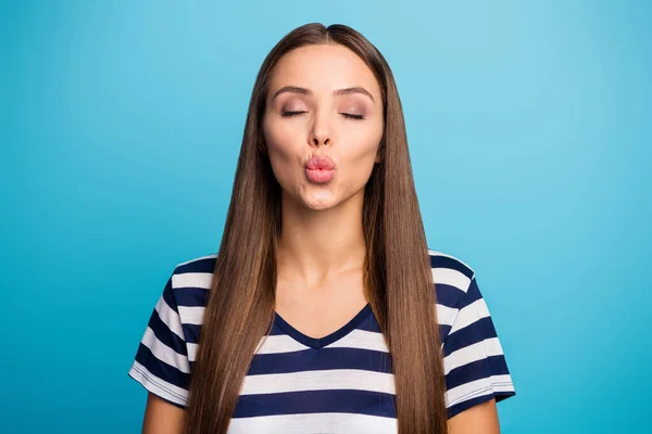 Närbild foto av ganska vacker dam gott humör flirtig feminin person skicka luft kyssar stilig kille ögon stängda bära vit randig sjöman t-shirt isolerad blå bakgrund — Stockfoto