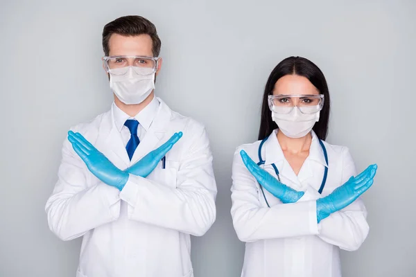 Foto van specialisten ervaren dokter man dame virologie kliniek kruising palmen aandringen mensen burgers thuis blijven quarantaine dragen bescherming masker handschoenen lab jas geïsoleerde grijze kleur achtergrond — Stockfoto