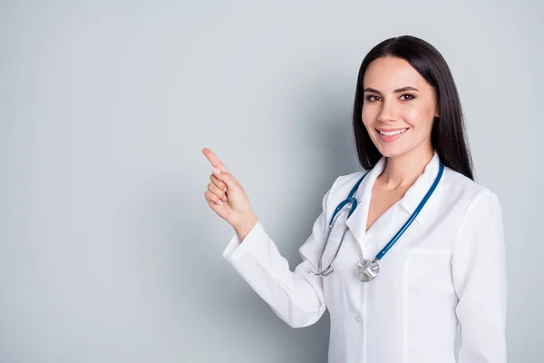 Desinfizieren Sie Ihre Hände. Foto von schönen Familie doc Dame Assistentin Virologie Klinik direkt Finger leer Raum zeigen Banner Regeln Sicherheit tragen Labormantel Stethoskop isoliert graue Farbe Hintergrund — Stockfoto